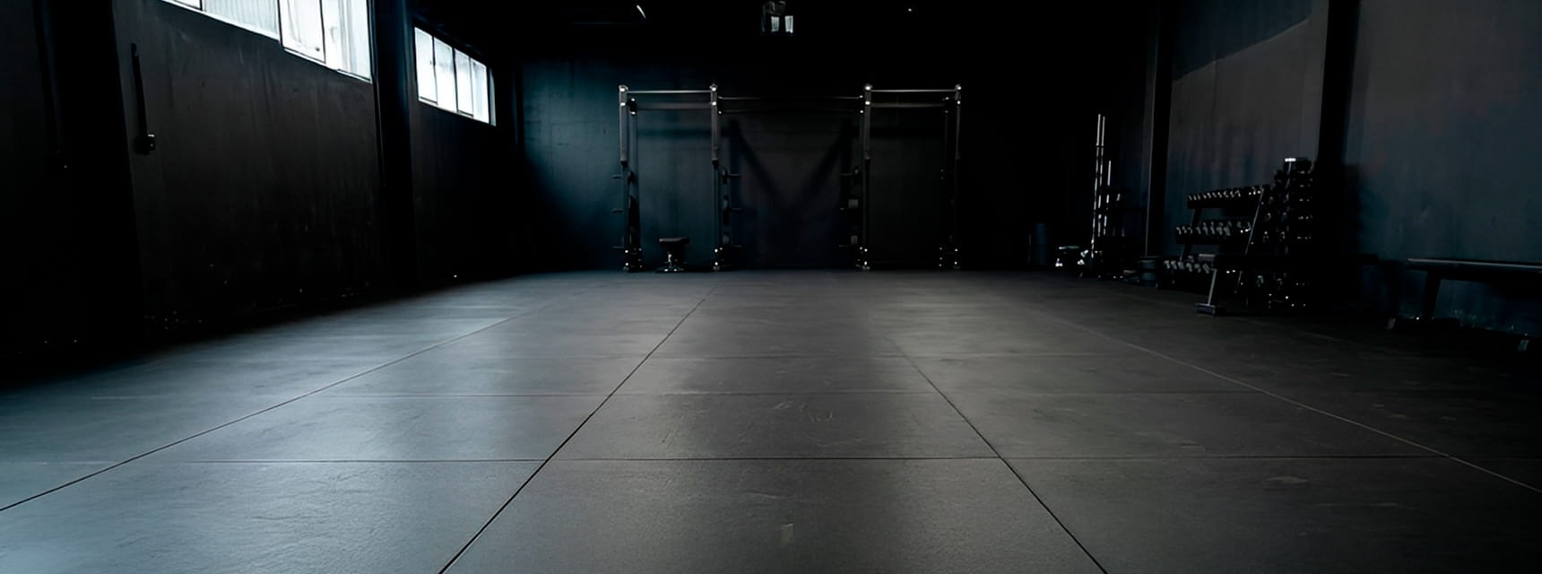 Área de treino funcional com piso de borracha em placas na academia